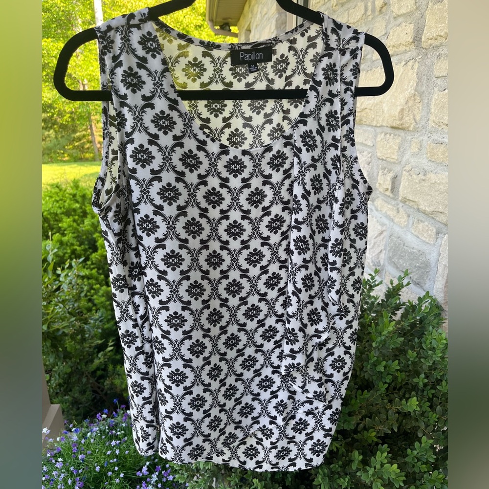 PAPILLON sleeveless flowy black and white top Size M Like New